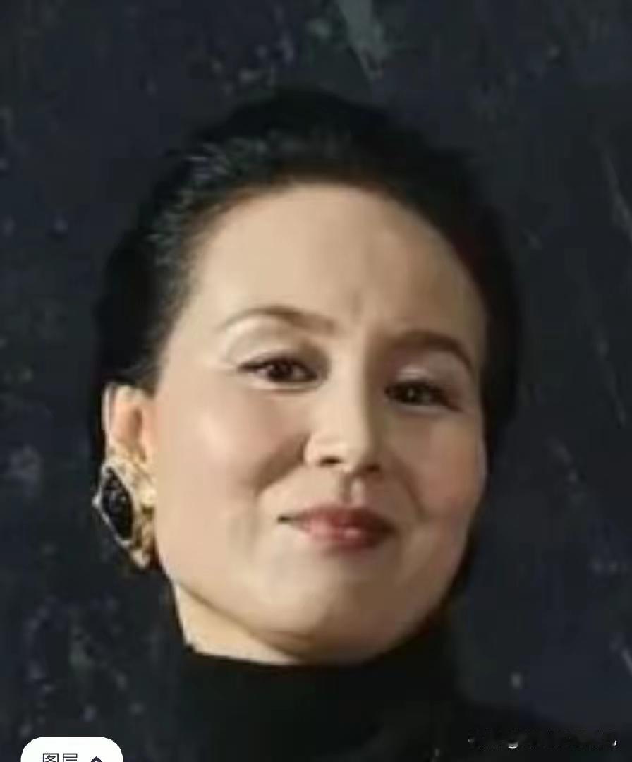 第一眼对上赵箫泓的眼神，瞬间让人后背发凉、心惊胆战。手握超19厘米利刃直刺丈夫