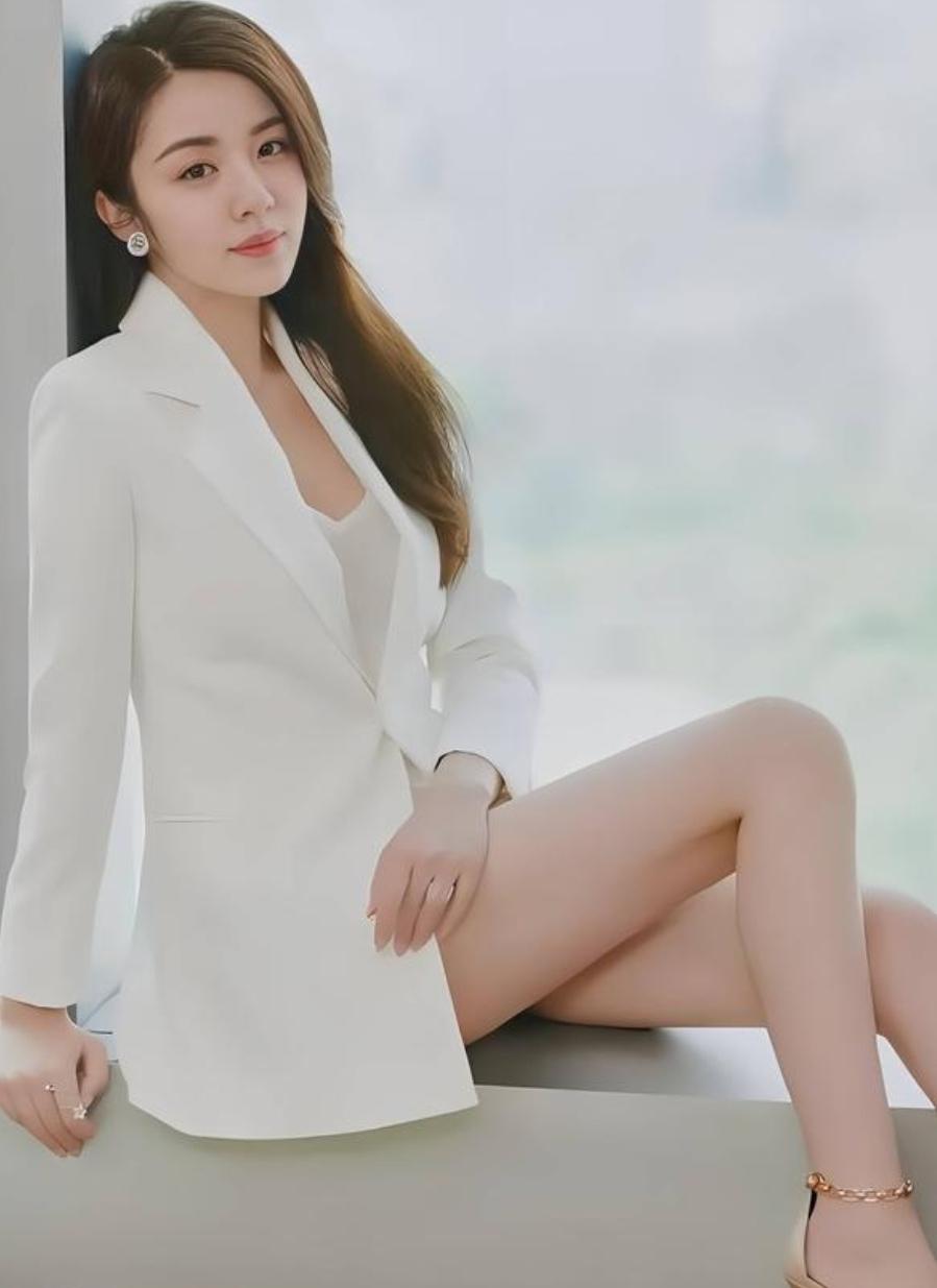 36岁的青岛女演员王晓晨，雪肤花貌身材健壮人高马大，出道多年没有绯闻，不知有多少