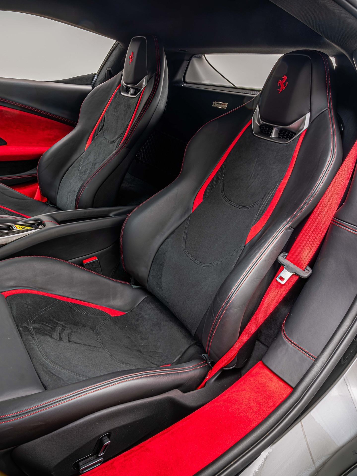 Ferrari296GTB法拉利这台296黑外红内的搭配非常经典，红黑搭配