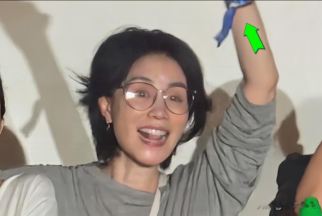 那英演唱会，王菲送的贺卡火了！落款“老王”二字，信息量太大王菲给那英捧场，结