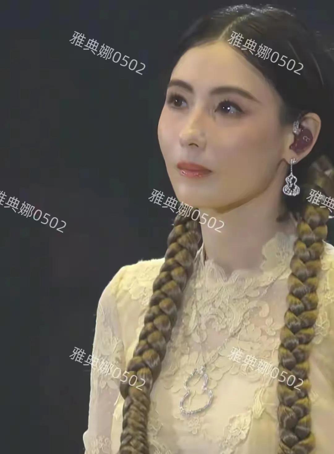 张柏芝红馆亮相，麻花辫造型惊艳众人昨晚，张柏芝现身红馆，那两条标志性的麻花