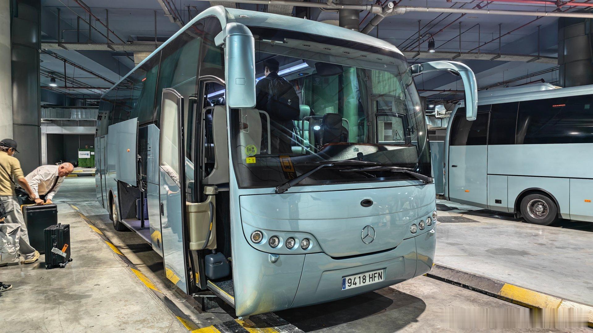 西班牙这大巴是个小奔驰，里面装修挺豪华。皮座椅非常奢华，冰箱厕所大桌子一应俱全。