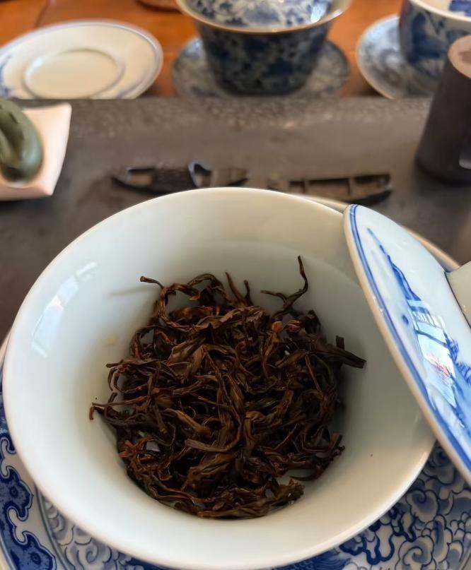 开老板的车出差，倒贴120元。开自己的车出差，倒贴20元。第二次出差，他