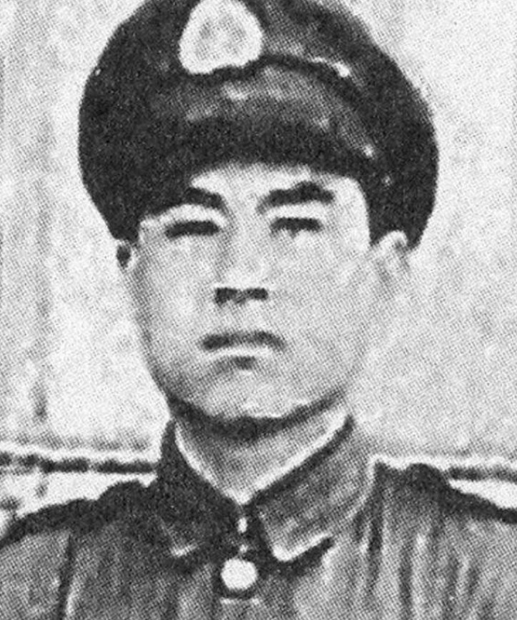 1941年，神偷“赛狸猫”藏在洞房天花板上，等新郎半夜外出撒尿，他“哧溜”一下钻