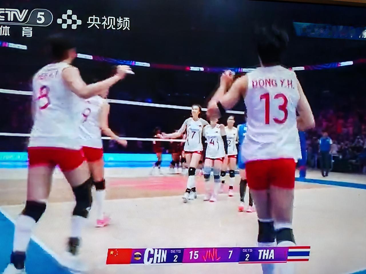 2026年女排世联赛南京站的比赛，中国女排对阵泰国女排，前四局中国女排比分是25