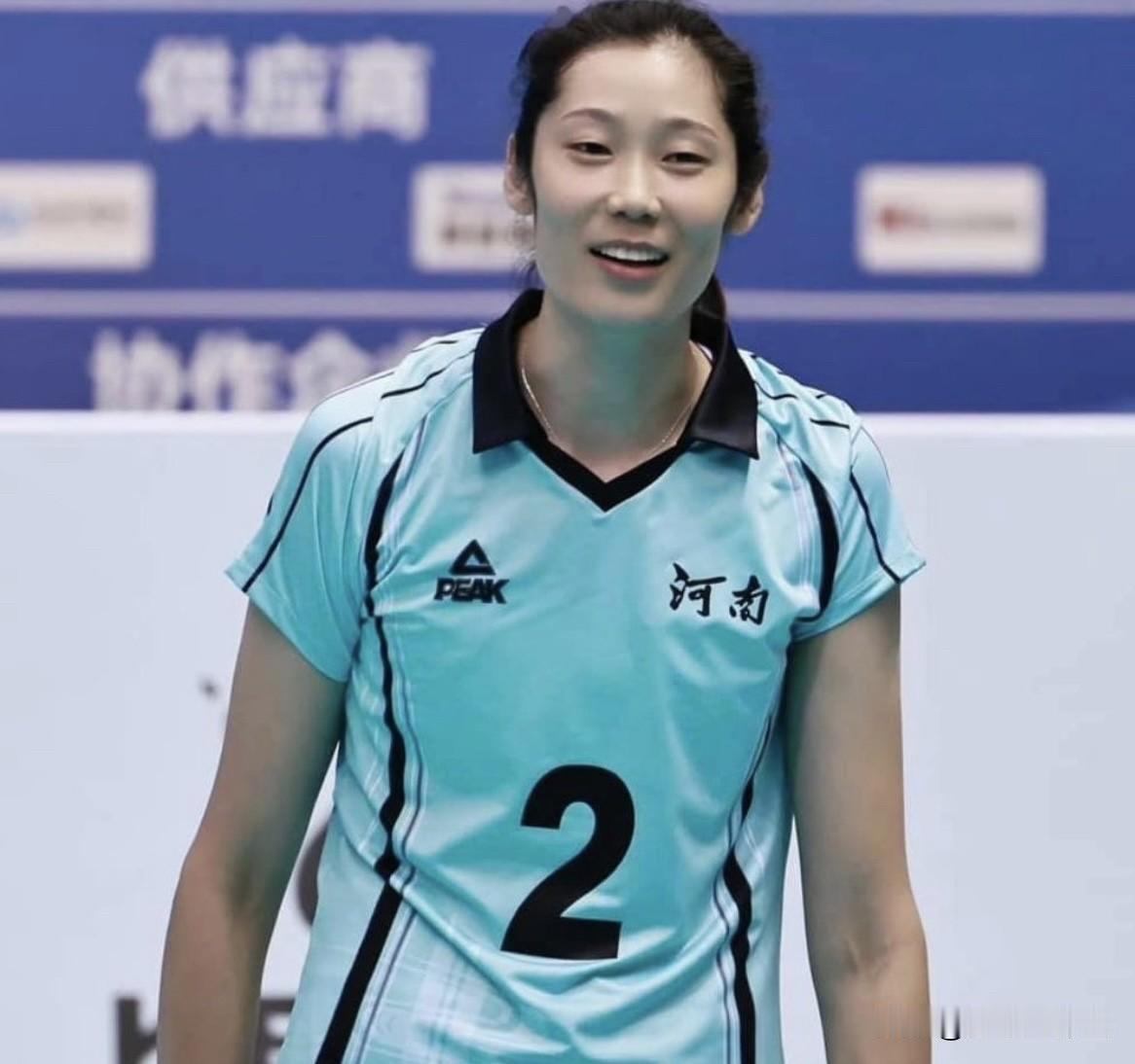 河南对于朱婷真是当作“亲闺女”1.朱婷在国家队的2号球衣给了其他队员，河南队