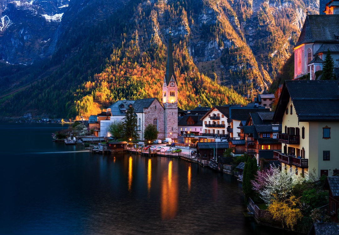 傍晚的哈尔施塔特。一半是山中的余晖曼妙，一半是湖边的人间灯火。美好的时刻，值得按