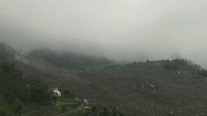 2月8日，四川宜宾发生特大泥石流，根据现场初步预计已经掩埋了十几户人家，当地群众