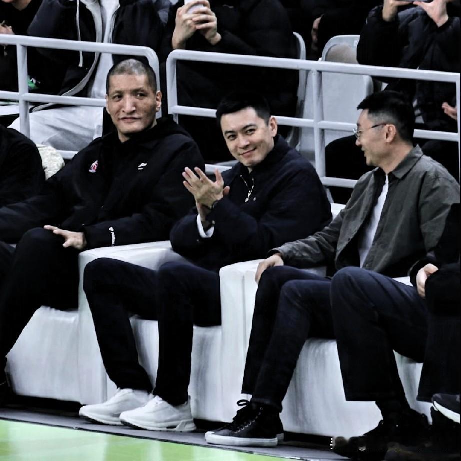 杨鸣亲眼目睹老对手杜锋被好兄弟卢伟三次击败！可能会过个好年，强如超级战舰的广东队