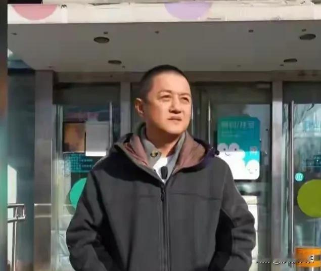李亚鹏，难掩悲伤！5月10日，母亲节，54岁的李亚鹏低调现身河南平顶山叶县。