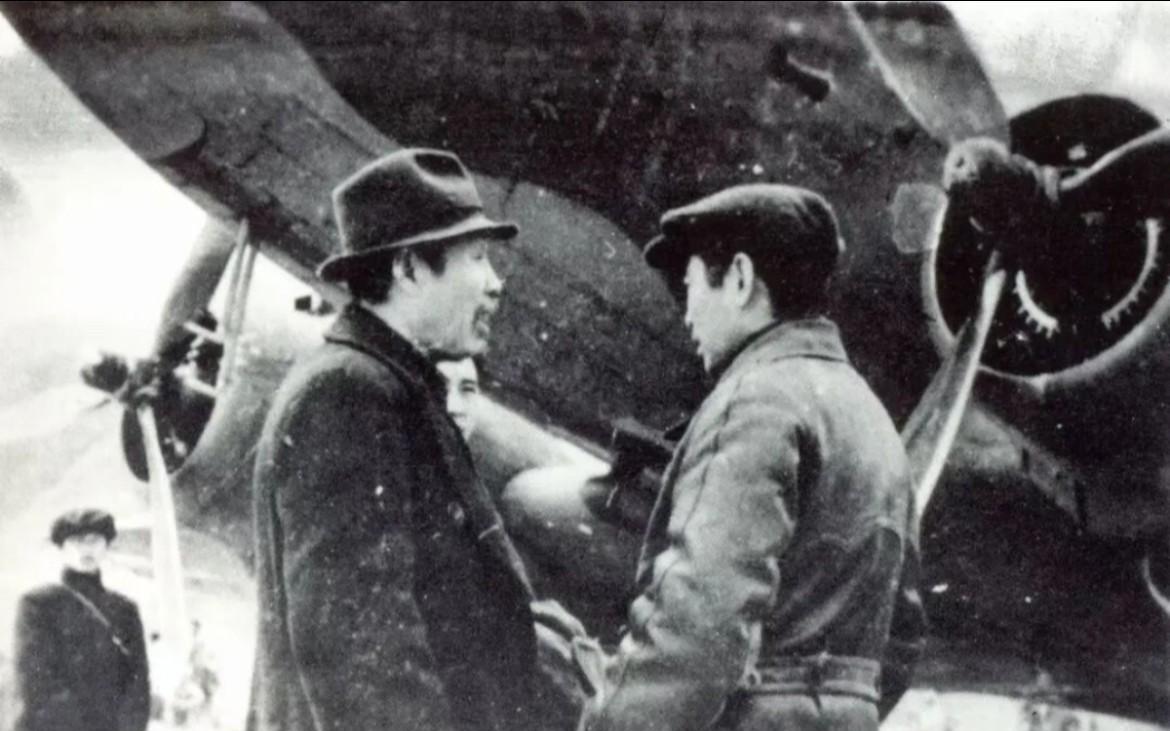 1945年4月6日，在延安机场，周恩来与董必武话别的历史瞬间。当时，由中、美、英