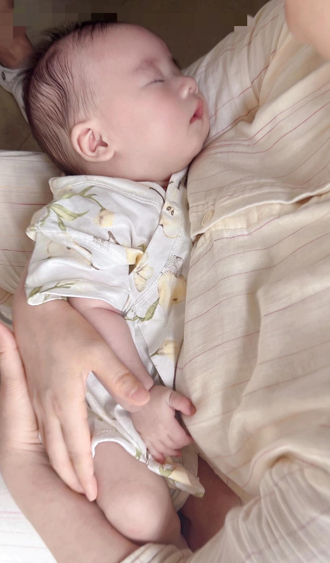 太解气了！婆婆每月5千退休金全砸小家庭，买菜做饭全包，儿媳4千工资一分不掏，