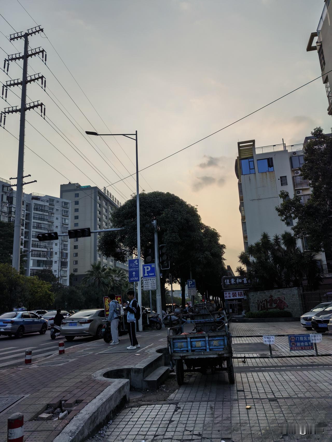 我姐今晚和我说了一件事情今晚她出门诊有个女家长带孩子来开病愈证明，说来也挺