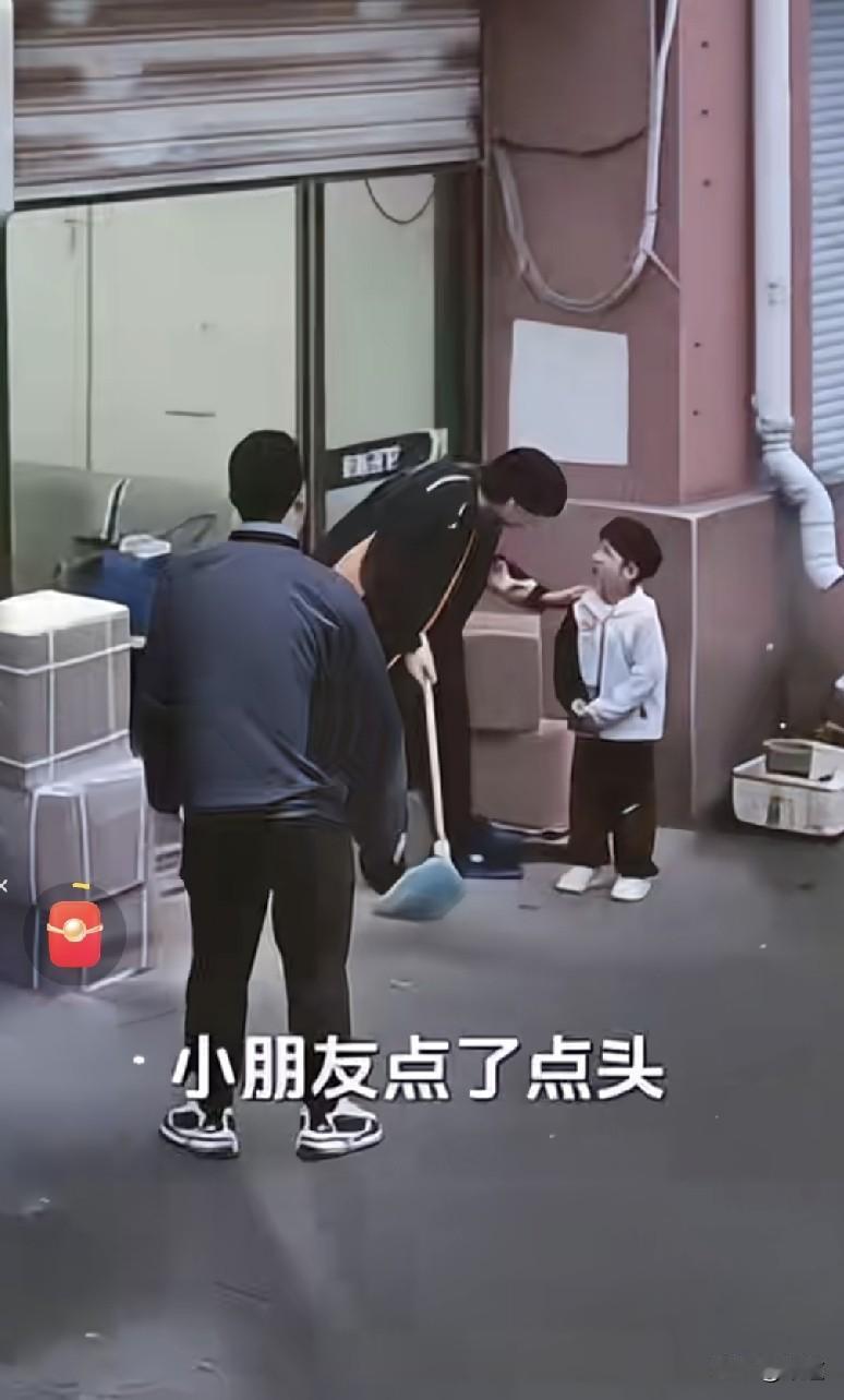 小伙子看见小男孩后面紧跟着一男子，看上去形迹非常可疑。小伙子的正义感chua家