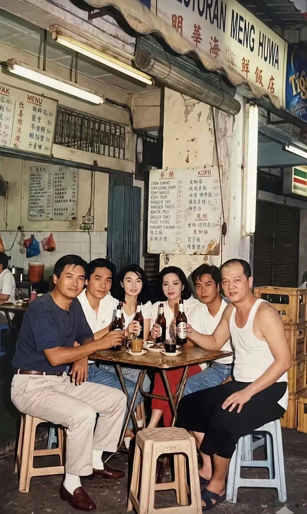 周润发张曼玉这六个人，当年吃饭也不是很讲究的，这应该就是在一个露天的大排档，随随