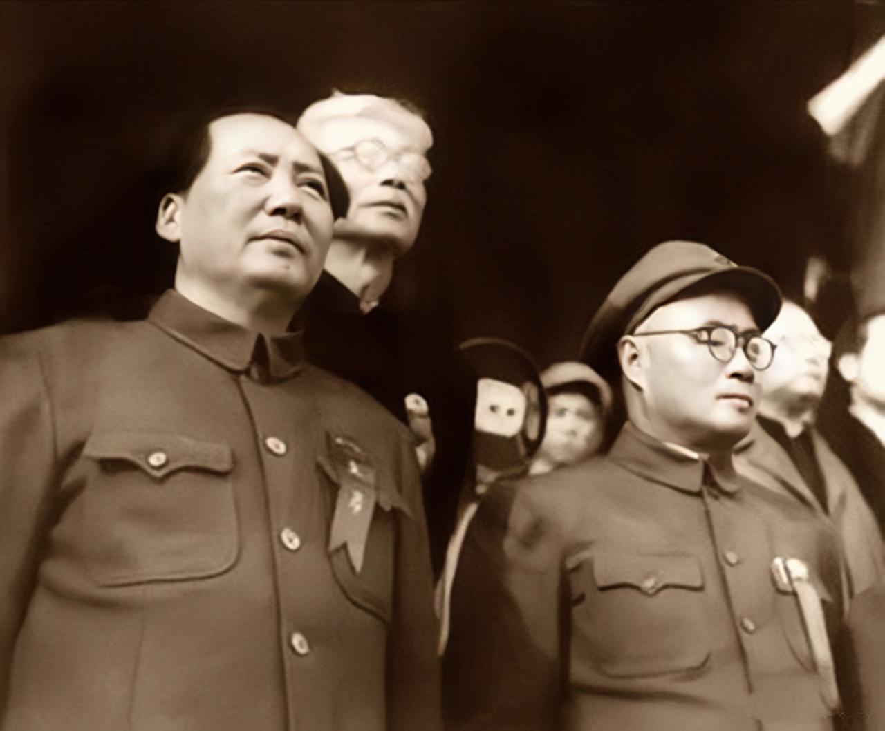论对中国社会搞得透彻，刘伯承只服三个人。第一肯定是伟大领袖毛主席了，毛主席经常搞