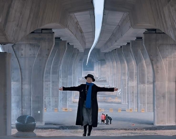 西安的正阳大桥如此火爆，甚至附近的河堤路车道都被占了两条！没有外地游客，基本