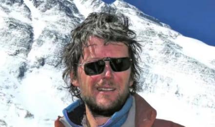 2006年，51岁的林肯·霍尔成功登顶珠峰，却在下山途中停止呼吸，众人只能丢下他