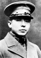 张学良在软禁的时候很喜欢喝可乐，每天要喝三四瓶。当时1美元可以买20瓶可乐，3.