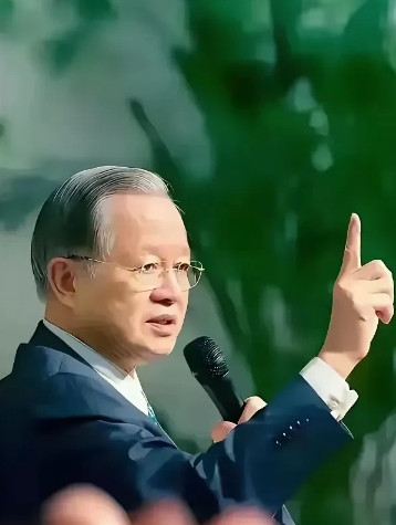 有人预测，明年可能会有12降：​​第一：房价降，现在没人买房，房价高得吓人，