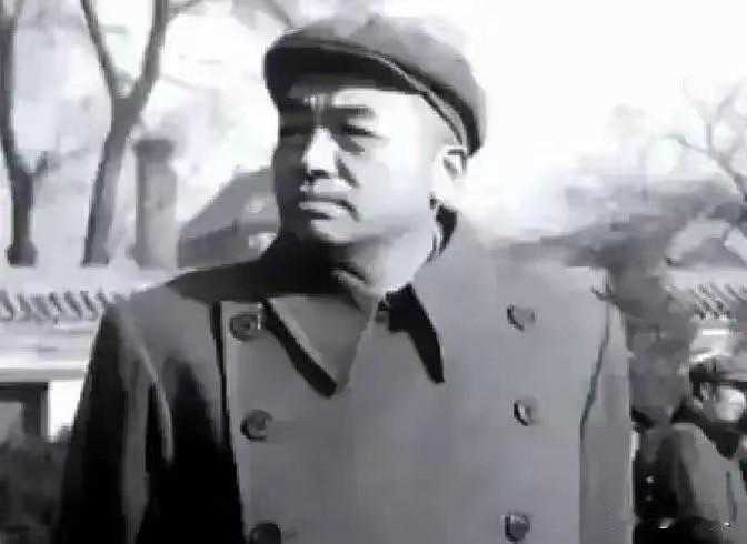 1961年11月，已被罢官的彭德怀回乡，湘潭地委书记华国锋等设宴招待。在饭桌中心