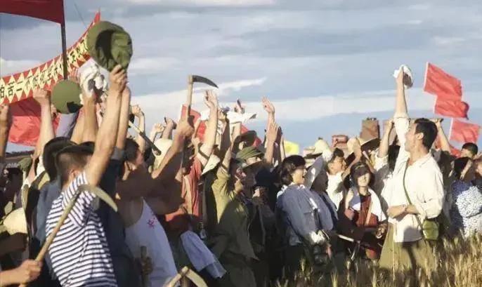 1969年，上海知青孙朝晖爱上了一个傣族姑娘。然而，为了回上海，孙朝晖说：“我们