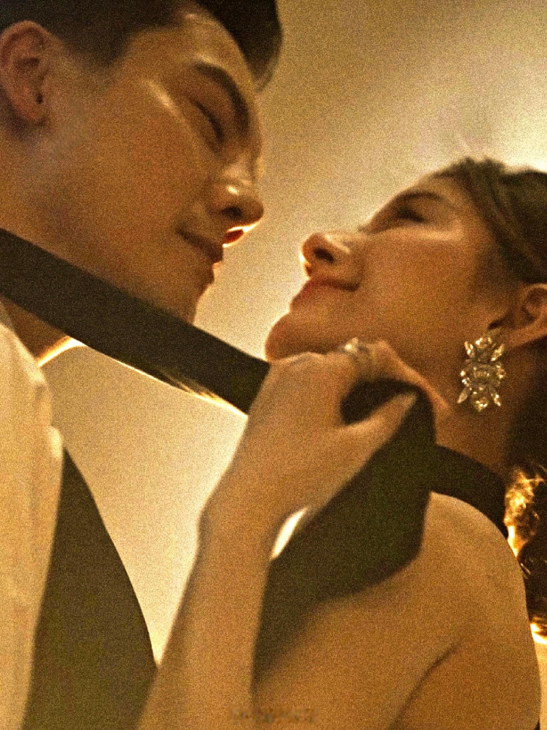 超符合小说里西装暴徒×娇娇美人的设定许我耀眼​​​