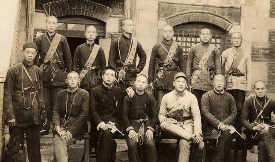 1939年，一伪军听说我军想要除掉一个汉奸，却又始终没有找到机会，于是，主动挺身
