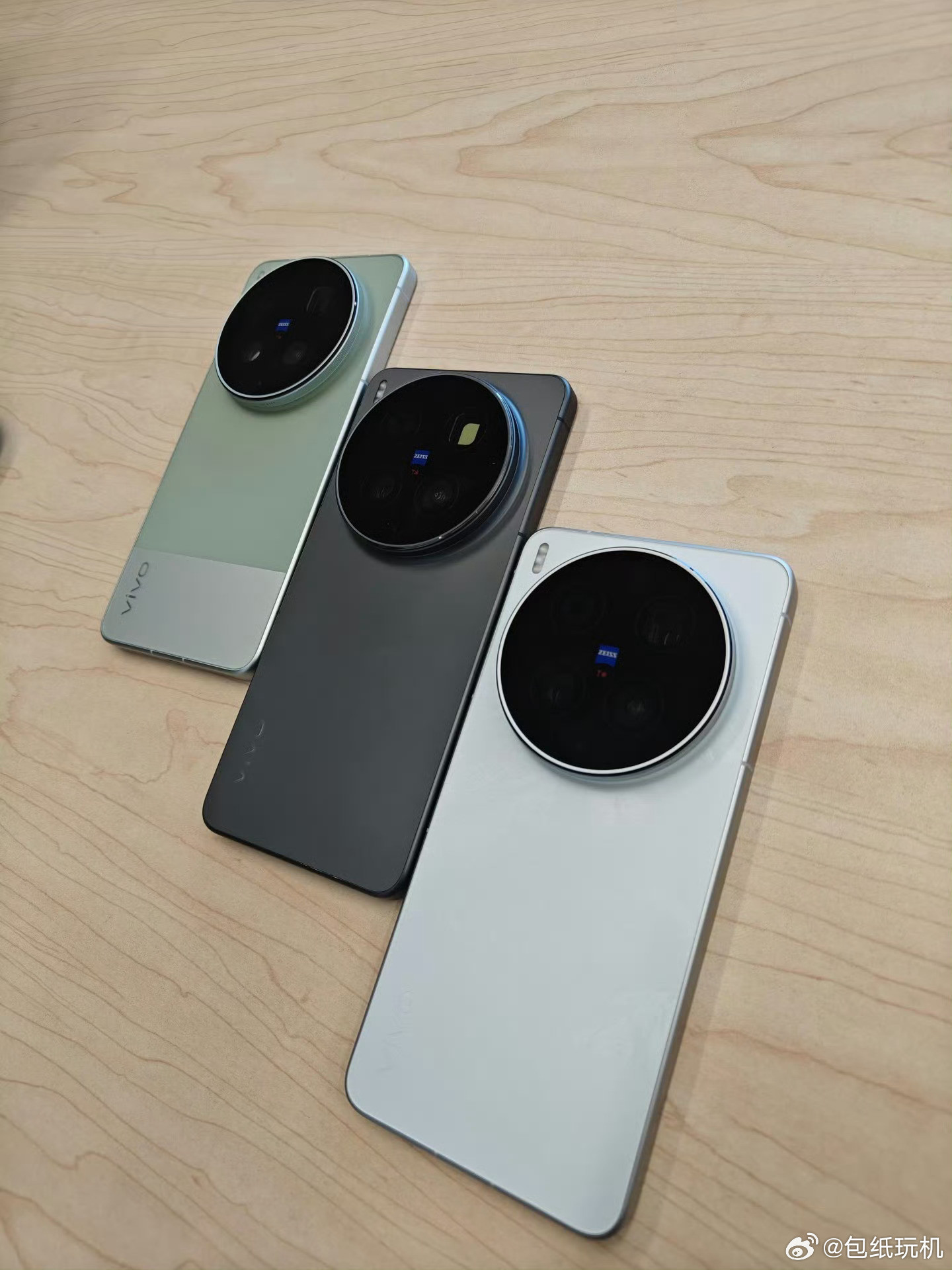 vivoX300Ultra真机，屏幕小R角，相机模组看着很猛，大家感受一下。