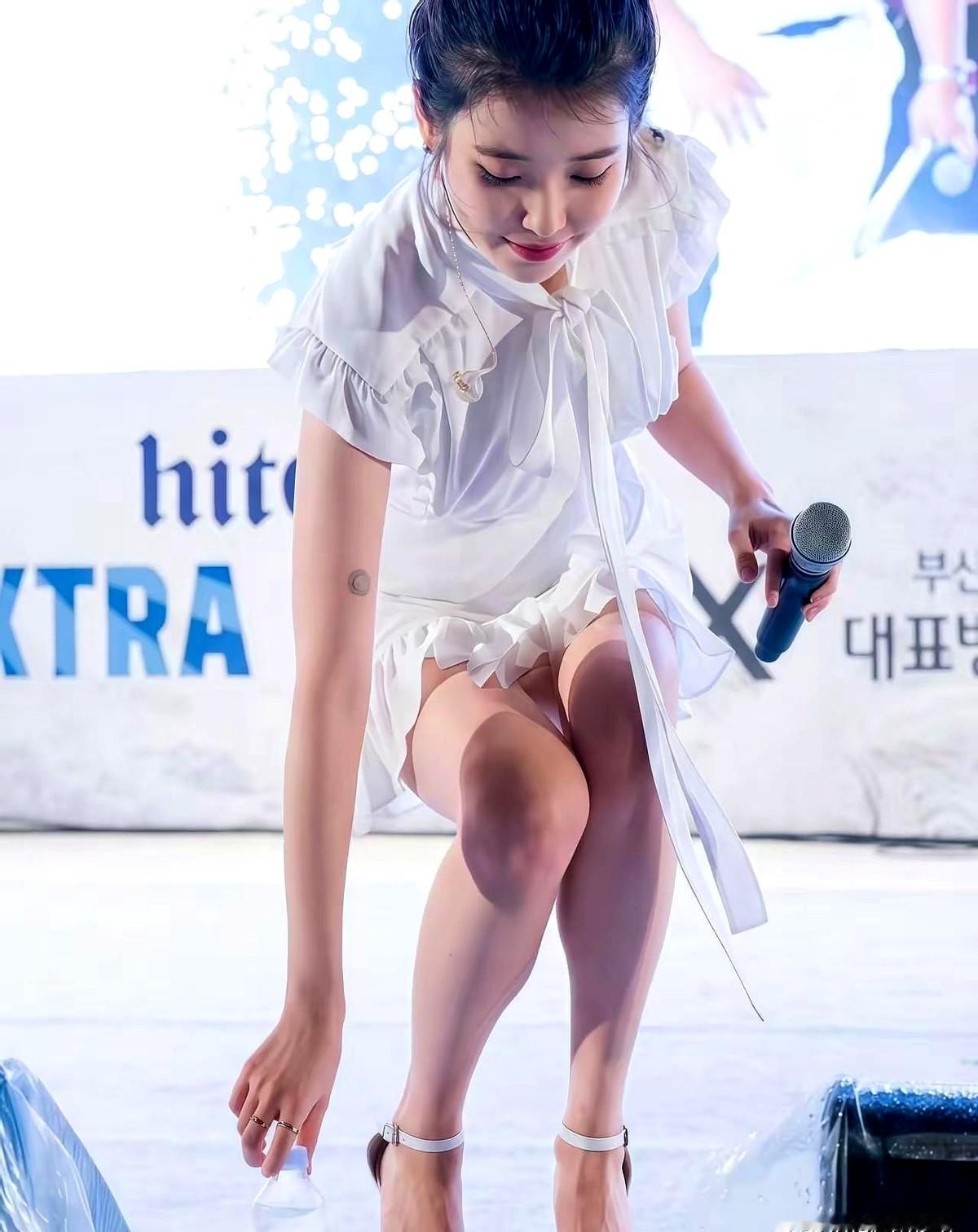 李知恩弯腰捡水瓶这一下，真是温柔到了骨子里。她这一路，从不被看好到凭才华硬生