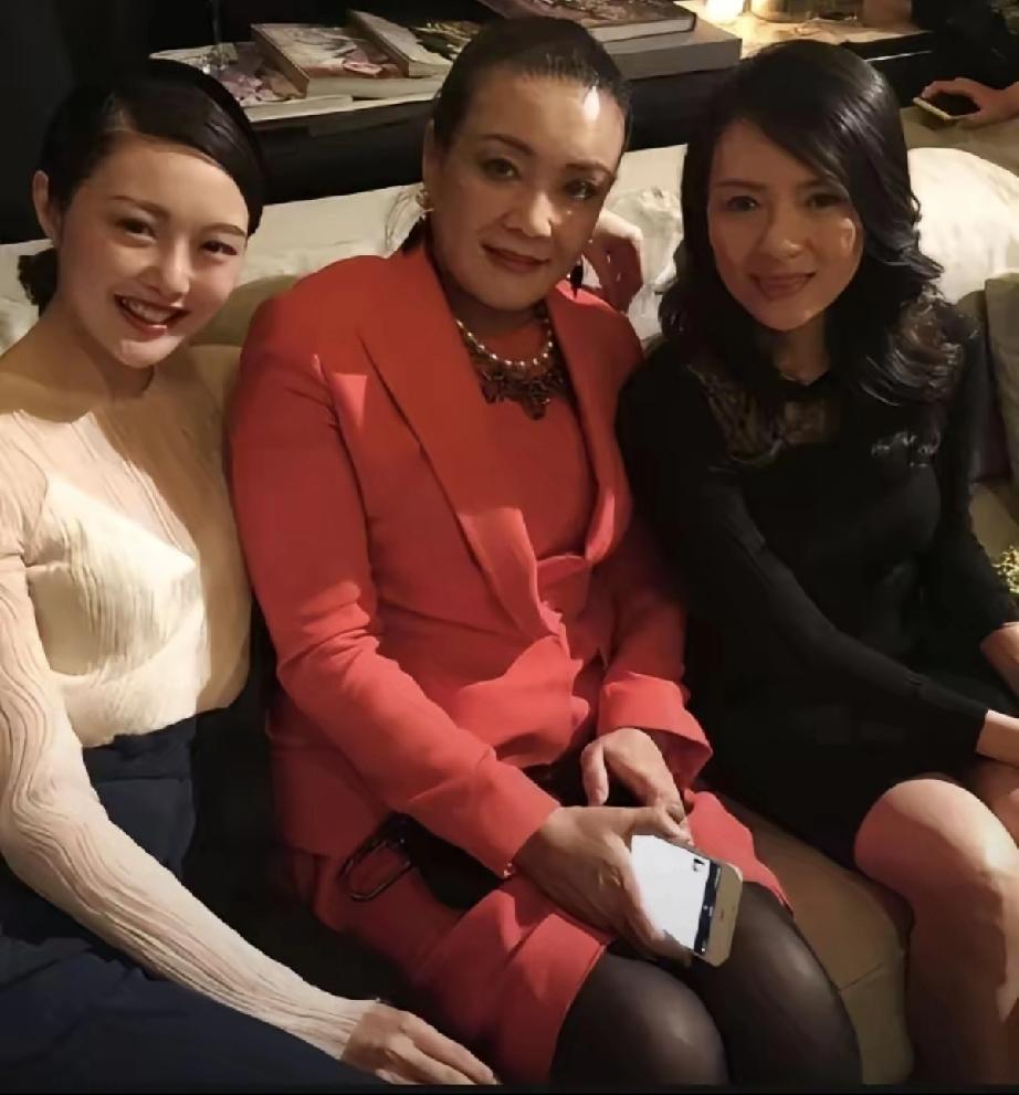 一场聚会合影中的张兰和章子怡，白衣女子也是一位网红。看她们的表情和着装，当时都