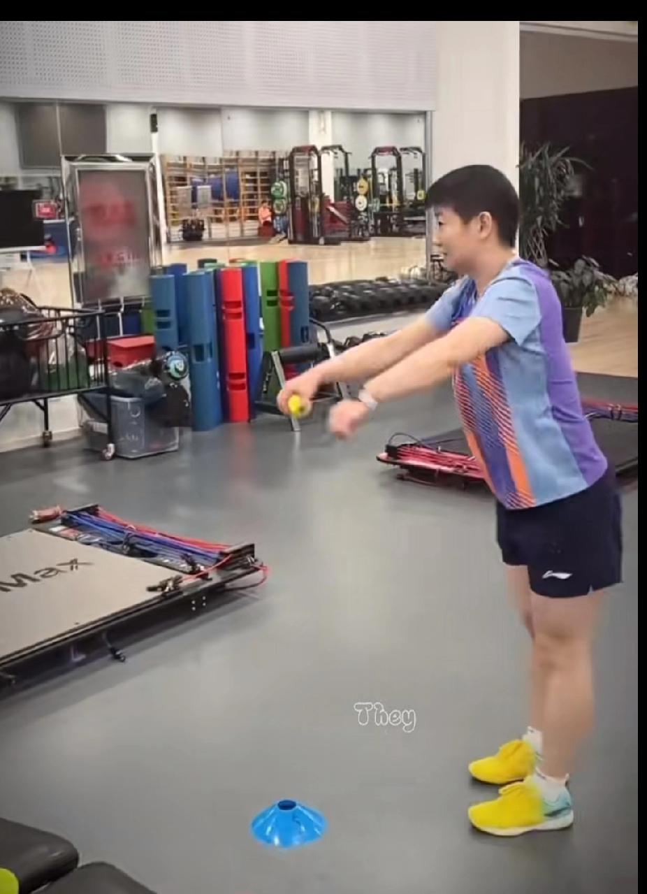 训练场上的小莎，认真又可爱！刷到孙颖莎的体能训练日常，真的被她可爱到了！