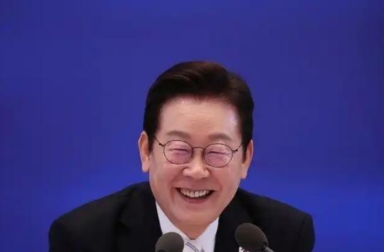 韩国总统李在明在一场教育会议上的自嘲，意外撕开了一个尴尬真相：连他自己的名字"在