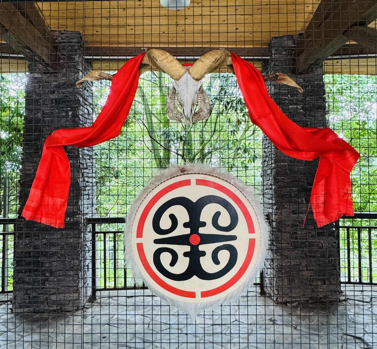从岷江峡谷到邛崃山下，直台村把羌寨的根扎进了川西的晨雾里。石板路还留着山那边的