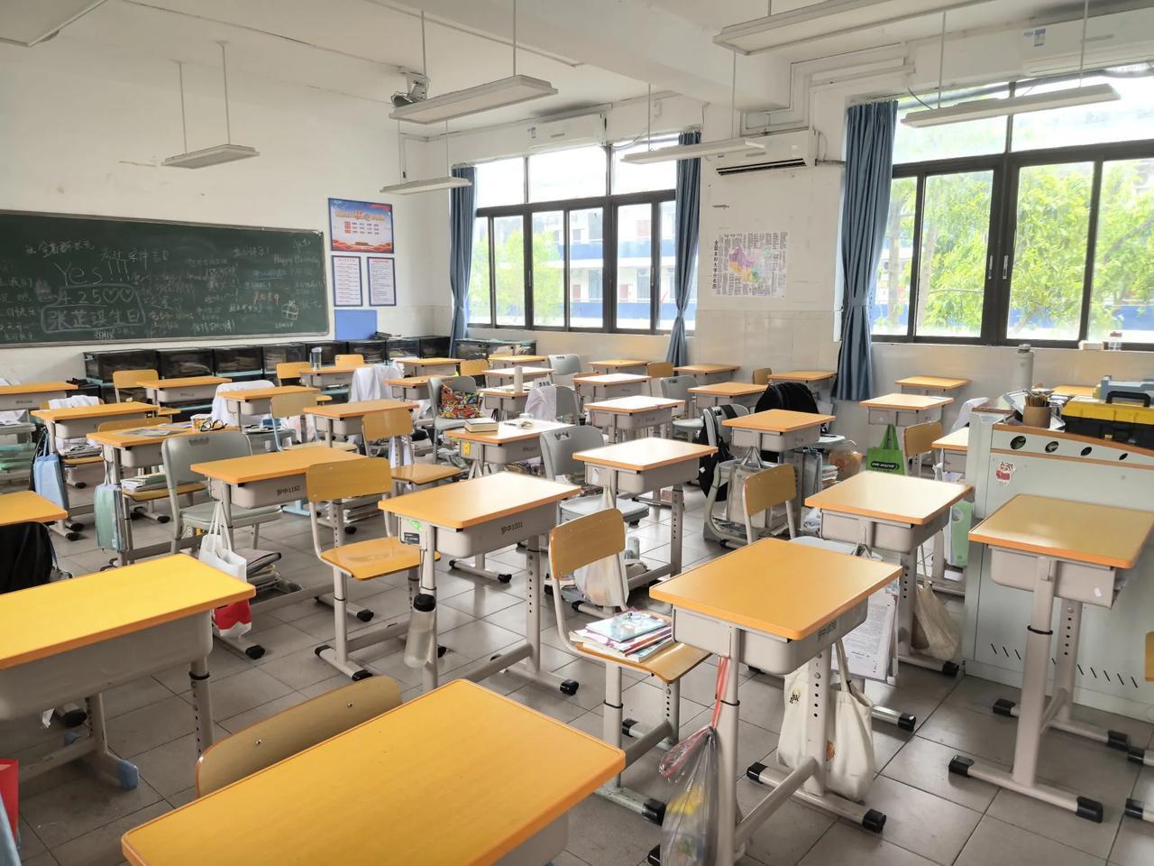 今年经济有多难之前我去学校接孩子都买两根烤肠孩子一根，我一根现在去学校接孩