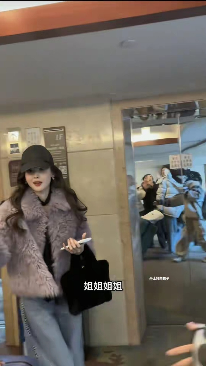 好宠粉呀！娜扎现身机场，跟粉丝拥抱比心合照，大美女真的太好了​​​