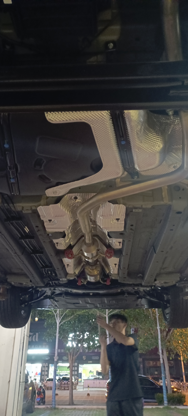 吉利帝豪四代底盘护板很多车友犹豫吉利帝豪四代护板有没有必要装！我觉得必须装，有