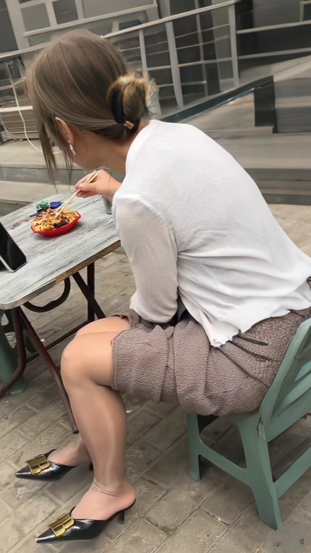 找个媳妇真懒，不在家里做饭，一个人跑地摊上吃。