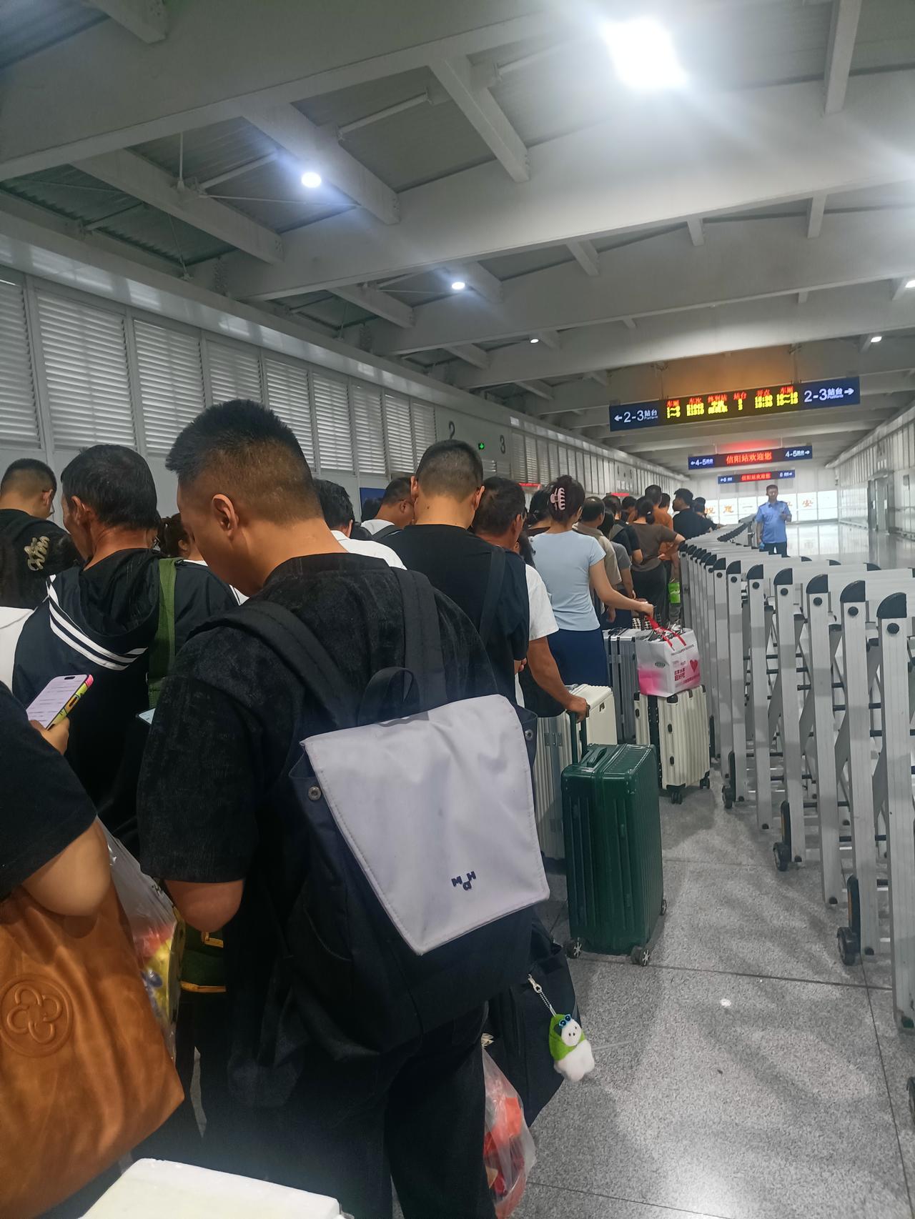 河南到宁波的车提前二十分钟就排起人山人海的队伍，这阵仗太震撼了。这么多人奔赴浙江