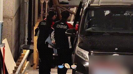 莎莎走路上楼梯时左脚已经不能使劲了，要换脚上楼梯。事情大概是这样：比赛行程里