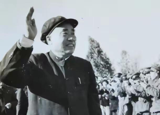 1963年1月，朱老总到桂林视察。29日，朱老总和徐特立相约去登叠采山明月峰。