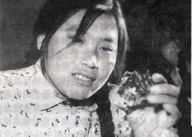 1977年12月21日，临沂姑娘魏振芳在田间挖茅草，突然从茅草里滚出一块鸡蛋黄大