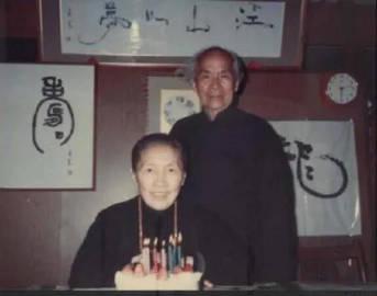 1942年春，胡兰成特地从上海赶去大汉奸李士群苏州的家，对李士群和他太太叶吉卿说