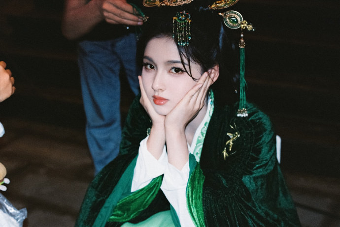 艾米好萌好美一口气发了18张花絮照这个女孩就是这么爱雀骨