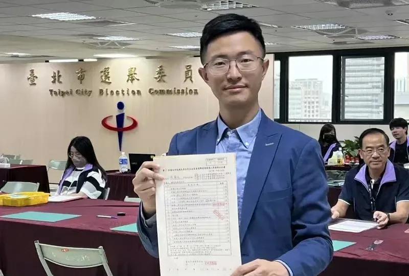 支持者喊话侯汉廷，尽快回归国民党，并希望他参选党主席。3日，侯汉廷到南投为蓝委