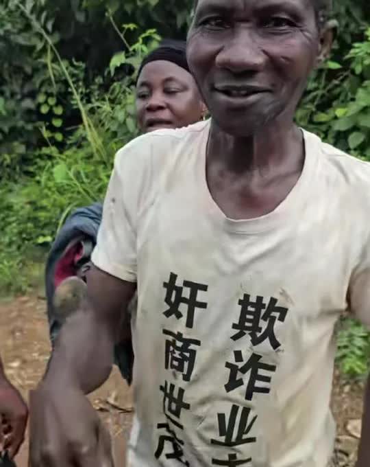中国二手衣服在非洲泛滥，连这样的文化衫居然成为当地人的香饽饽，我们当抹布都不会用
