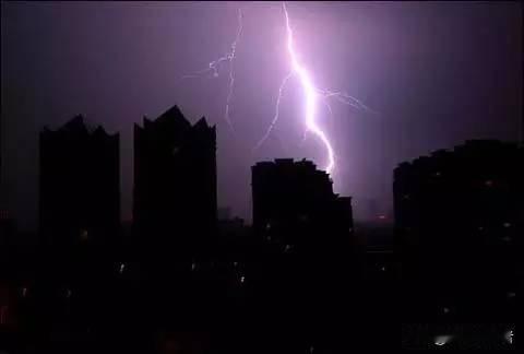 昨夜，滕州市暴雨如注，仅仅一小时，市内道路便积水没膝，立交桥下更是水满为患，汽车