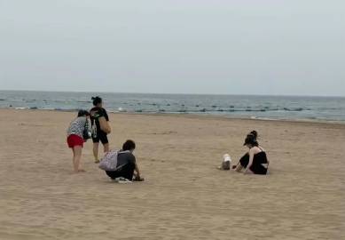 何穗10个月儿子沙滩爬行长腿抢镜：这超模基因，藏不住了