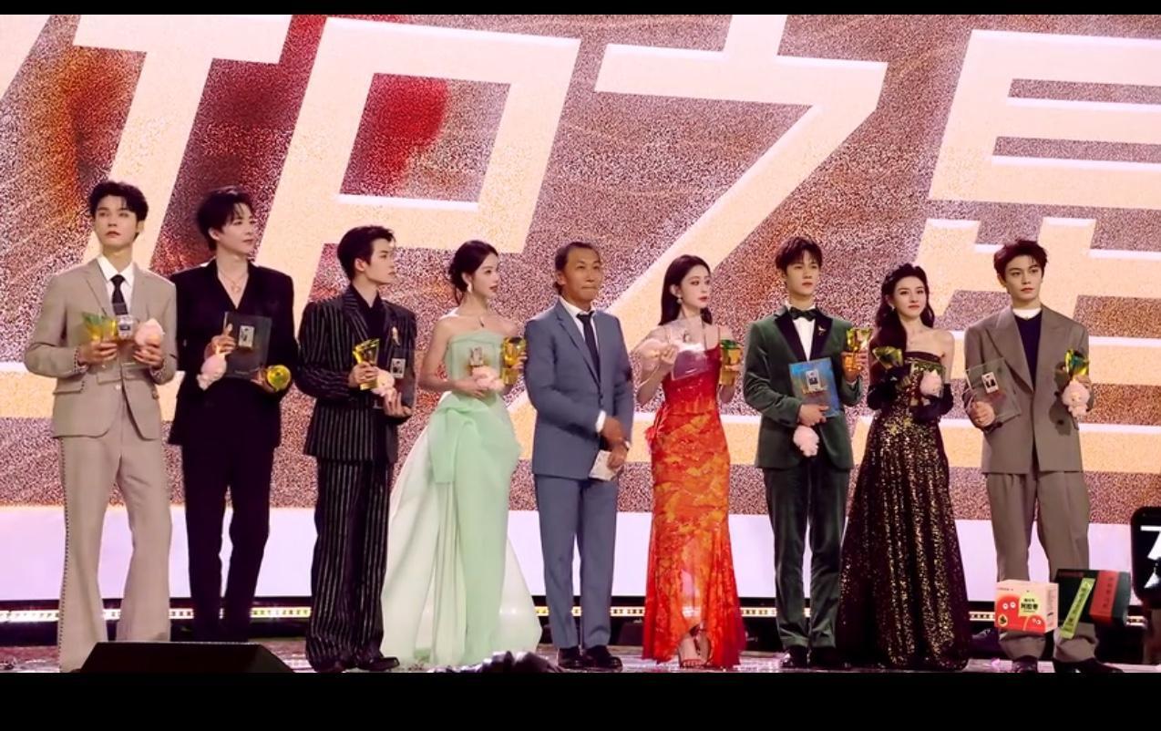 领奖台秒变社交暗流涌动场，一秒钟的站位暴露真实段位。宋祖儿看见孟子义被隔开的缺