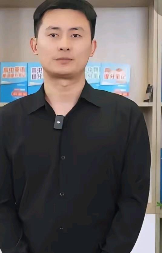 武亮的身上背着千斤重担，痛失事业上一个最重要的人。他的峰哥走得那么急，没有做任何